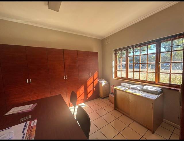 166M² OFFICE TO LET IN BO OAKDALE